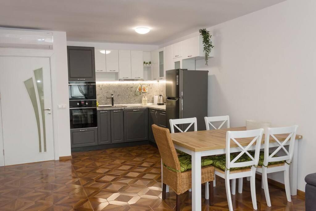 Perfect Summer Vacation Rental - One-Bedroom Flat By Flat Mаnager トポラ エクステリア 写真